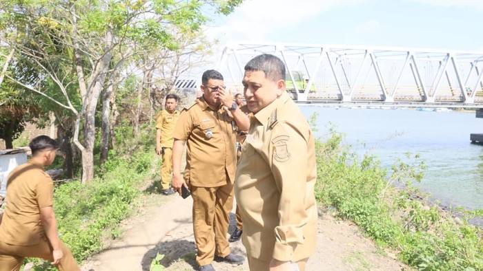 Wali Kota Makassar Munafri Arifuddin meninjau lahan lokasi pembangunan jembatan baru di Barombong.