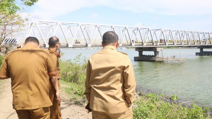 Wali Kota Makassar Munafri Arifuddin (paling kanan) saat meninjau Jembatan Barombong.