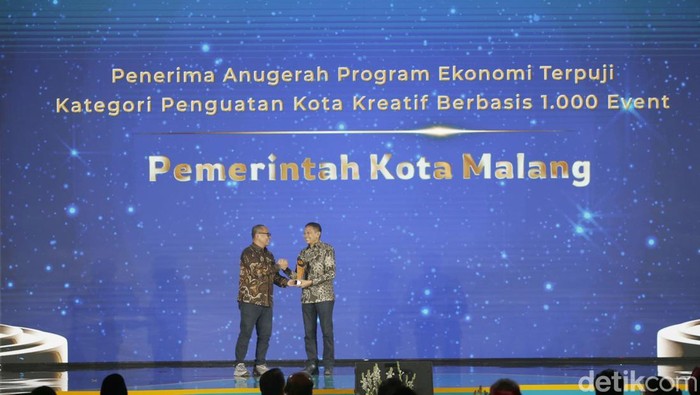 Walikota Malang Wahyu Hidayat menerima Anugerah Progam Ekonomi Terpuji