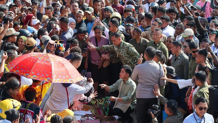 Wakil Presiden Gibran Rakabuming Raka (kiri) menyalami pedagang di Pasar Wosi, Manokwari, Papua Barat, Rabu (5/11/2025). Dalam kunjungan kerjanya Gibran meninjau harga pangan sekaligus mendukung ekonomi rakyat dengan berbelanja di pasar tersebut. ANTARA FOTO/Chairil Indra/sgd/nym.