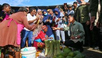 Dalam kunjungan kerjanya Gibran meninjau harga pangan sekaligus mendukung ekonomi rakyat dengan berbelanja di pasar tersebut. Foto: ANTARA FOTO/Chairil Indra