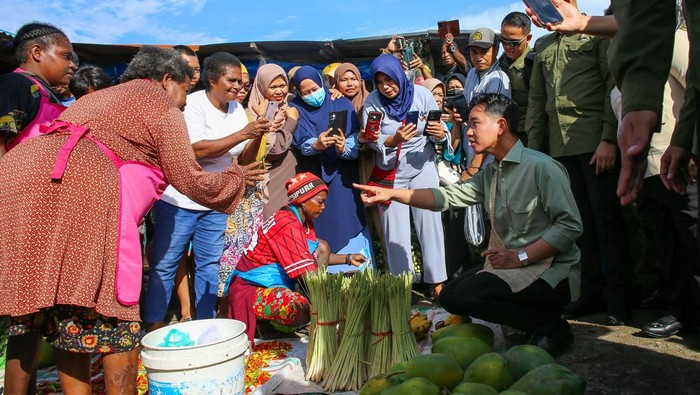 Wakil Presiden Gibran Rakabuming Raka (kiri) menyalami pedagang di Pasar Wosi, Manokwari, Papua Barat, Rabu (5/11/2025). Dalam kunjungan kerjanya Gibran meninjau harga pangan sekaligus mendukung ekonomi rakyat dengan berbelanja di pasar tersebut. ANTARA FOTO/Chairil Indra/sgd/nym.