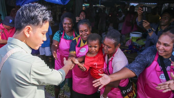 Wakil Presiden Gibran Rakabuming Raka (kiri) menyalami pedagang di Pasar Wosi, Manokwari, Papua Barat, Rabu (5/11/2025). Dalam kunjungan kerjanya Gibran meninjau harga pangan sekaligus mendukung ekonomi rakyat dengan berbelanja di pasar tersebut. ANTARA FOTO/Chairil Indra/sgd/nym.