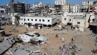 Konflik dua tahun di Gaza telah menewaskan lebih dari 68.000 warga Palestina, menurut otoritas kesehatan Gaza dan membuat daerah kantong itu hancur. Israel melancarkan perang setelah pejuang yang dipimpin Hamas menyerang Israel selatan pada Oktober 2023, menewaskan 1.200 orang dan membawa 251 sandera kembali ke Gaza, menurut penghitungan Israel. Foto: REUTERS/Dawoud Abu Alkas