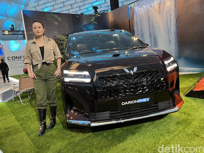 Wuling Darion mengumumkan harga jualnya di Indonesia. Mobil ini dilepas dalam dua pilihan powertrain, yakni EV dan PHEV.
