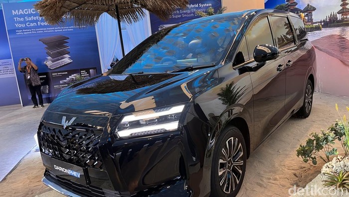 Wuling Darion mengumumkan harga jualnya di Indonesia. Mobil ini dilepas dalam dua pilihan powertrain, yakni EV dan PHEV.