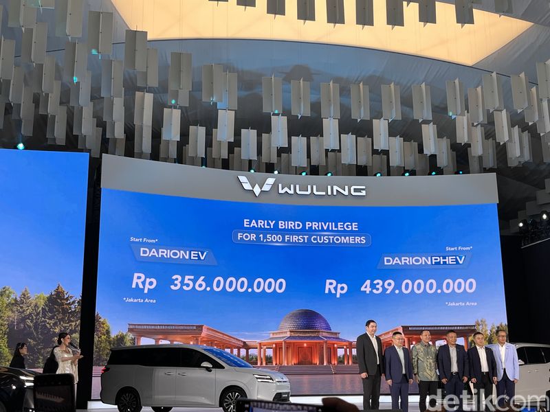 Wuling Darion mengumumkan harga jualnya di Indonesia. Mobil ini dilepas dalam dua pilihan powertrain, yakni EV dan PHEV.
