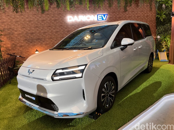 Wuling Darion mengumumkan harga jualnya di Indonesia. Mobil ini dilepas dalam dua pilihan powertrain, yakni EV dan PHEV.