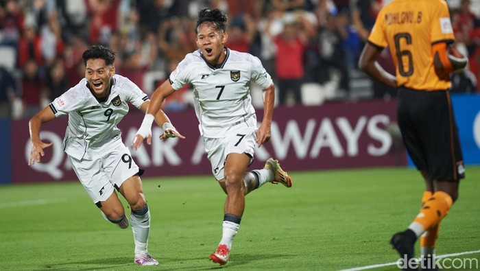 Zahaby Gholy dan Mierza Firjatullah merayakan gol Indonesia ke gawang Zambia di Piala Dunia U-17 2025.