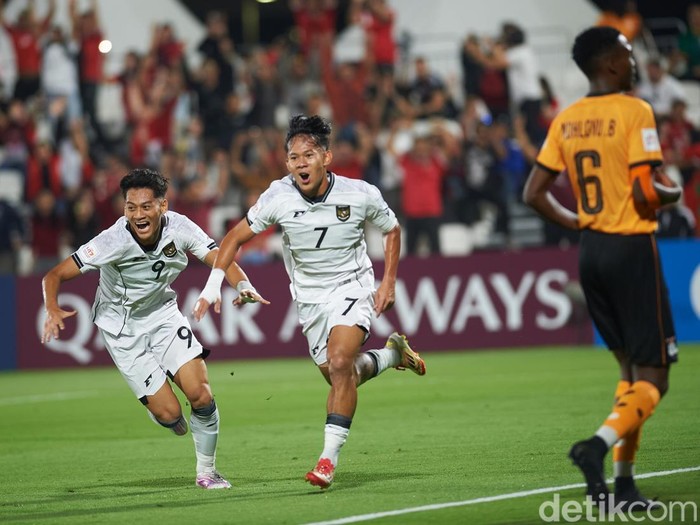 Zahaby Gholy dan Mierza Firjatullah merayakan gol Indonesia ke gawang Zambia di Piala Dunia U-17 2025.