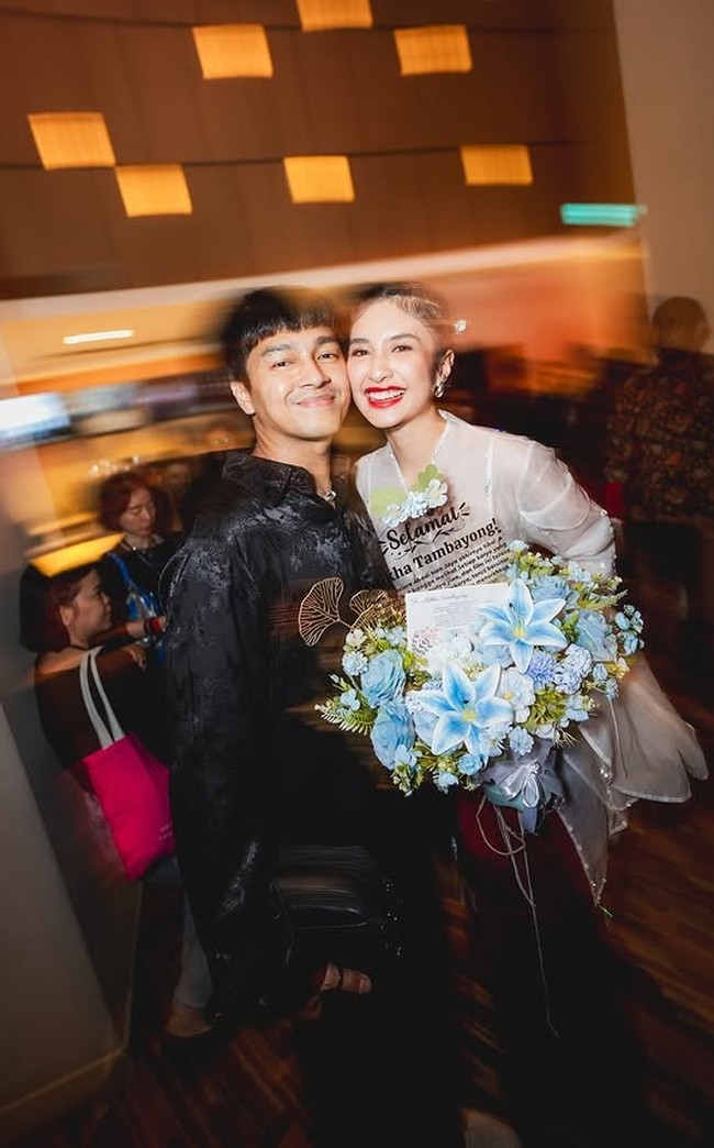 Mikha Tambayong juga menambahkan nama Mahendra setelah dinikahi Deva Mahendra. Pasangan aktor dan aktris tersebut memang dikenal mesra. Foto: Instagram @devamahenra