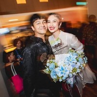 Mikha Tambayong juga menambahkan nama Mahendra setelah dinikahi Deva Mahendra. Pasangan aktor dan aktris tersebut memang dikenal mesra. Foto: Instagram @devamahenra