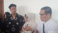 Raut wajah Aditya Zoni terlihat lemas dan lesu. Aditya berharap Ammar bisa menjalani sidang secara offline. Kalau kita itu cuma satu sih, keluarga harapannya untuk sidang offline. Bang Ammar dihadirkan di persidangan agar bisa menyampaikan secara bebas, secara leluasa, secara hak warga negara dan itu harapan dari keluarga, harap Aditya. Foto: Muhammad Ahsan Nurrijal/detikcom