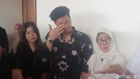 Adik kandung Ammar Zoni itu datang bersama kekasih kakaknya, dokter Kamelia, ibu angkat Ammar, Titik Haryanti, serta kuasa hukum, Jon Mathias. Foto: Muhammad Ahsan Nurrijal/detikcom