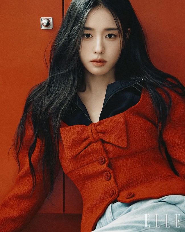 Terlepas dari perbedaan usia, tidak ada kecanggungan di antara Ahn Eun Jin dan Jang Ki Yong. Mengingat keduanya hanya terpaut satu tahun. Jang Ki Yong kelahiran tahun 1992, sedangkan sang aktris lahir pada 1991. Foto: dok. Elle Korea