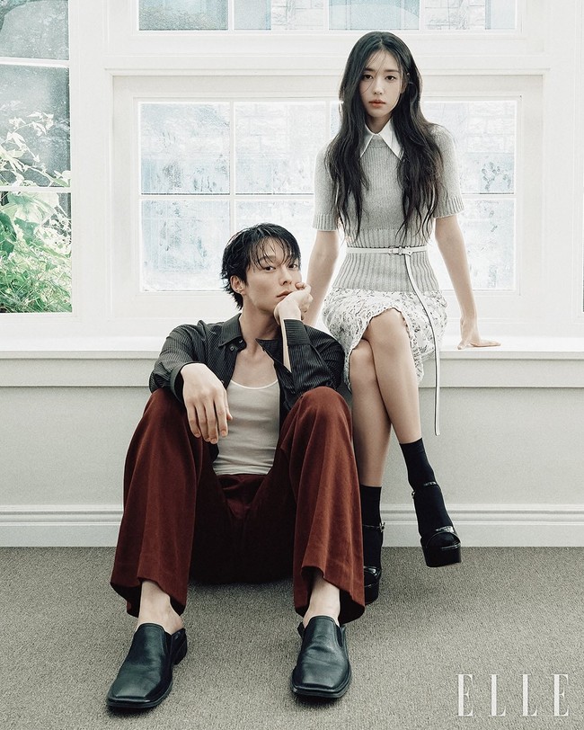 Kisah cinta mereka bermula ketika karakter Ahn Eun Jin tiba-tiba mencium Jang Ki Yong. Setelah kelewat baper, ia histeris karena mengetahui rekan kerjanya sudah punya suami. Namun, sebenarnya hanya pura-pura menikah demi diterima bekerja di sana. Foto: dok. Elle Korea