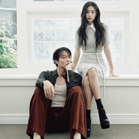 Kisah cinta mereka bermula ketika karakter Ahn Eun Jin tiba-tiba mencium Jang Ki Yong. Setelah kelewat baper, ia histeris karena mengetahui rekan kerjanya sudah punya suami. Namun, sebenarnya hanya pura-pura menikah demi diterima bekerja di sana. Foto: dok. Elle Korea