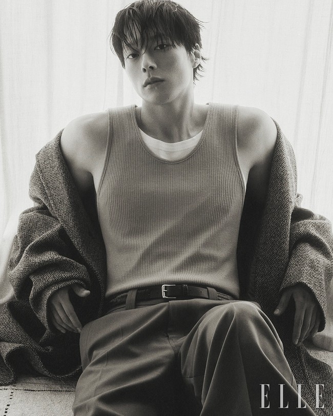 “Noona memang ceria dan mudah tertawa. Ketika dia masuk ke lokasi syuting dengan energinya, suasana hatiku langsung berubah. Dia wanita yang luar biasa,” ucap Jang Ki Yong memuji lawan mainnya. Foto: dok. Elle Korea