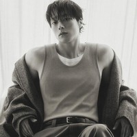 “Noona memang ceria dan mudah tertawa. Ketika dia masuk ke lokasi syuting dengan energinya, suasana hatiku langsung berubah. Dia wanita yang luar biasa,” ucap Jang Ki Yong memuji lawan mainnya. Foto: dok. Elle Korea