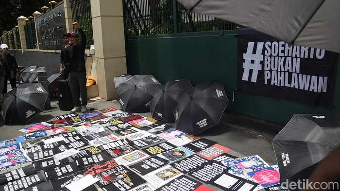 Para aktivis yang tergabung dalam Gerakan Masyarakat Sipil Adili Soeharto (Gemas) melakukan aksi unjuk rasa  di depan kantor Kementerian Kebudayaan (Kemenbud), Jl Sudirman, Senayan, Jakarta Pusat, Kamis, (6/11/2025). Mereka mendesak Ketua Dewan Gelar, Tanda Jasa dan Kehormatan yang sekaligus Menbud Fadli Zon mengurungkan rencana usulan pemberian gelar pahlawan nasional kepada mantan presiden Soeharto. Aksi berjalan tertib.