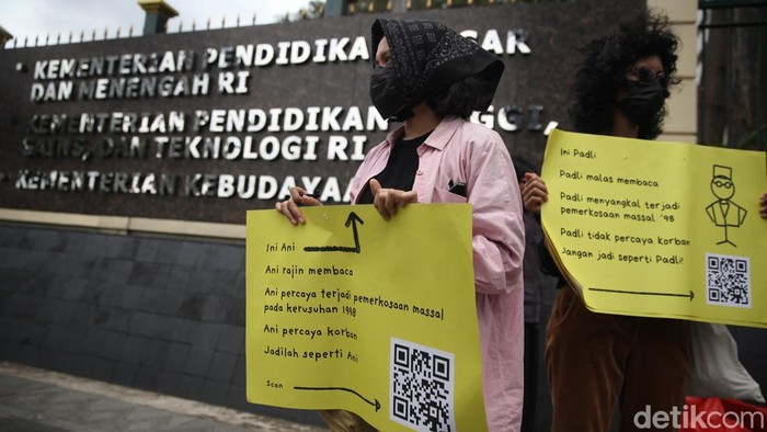 Para aktivis yang tergabung dalam Gerakan Masyarakat Sipil Adili Soeharto (Gemas) melakukan aksi unjuk rasa  di depan kantor Kementerian Kebudayaan (Kemenbud), Jl Sudirman, Senayan, Jakarta Pusat, Kamis, (6/11/2025). Mereka mendesak Ketua Dewan Gelar, Tanda Jasa dan Kehormatan yang sekaligus Menbud Fadli Zon mengurungkan rencana usulan pemberian gelar pahlawan nasional kepada mantan presiden Soeharto. Aksi berjalan tertib.