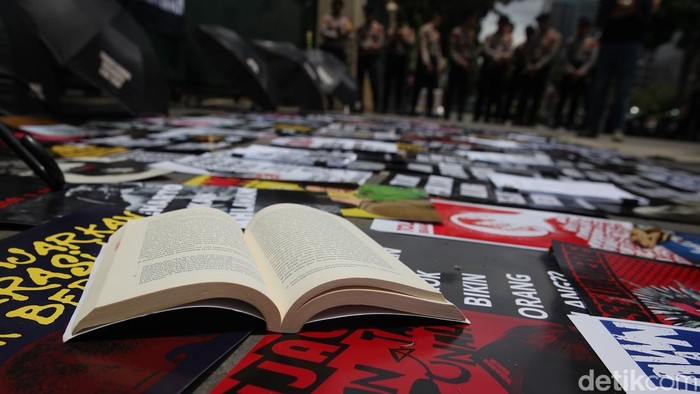 Para aktivis yang tergabung dalam Gerakan Masyarakat Sipil Adili Soeharto (Gemas) melakukan aksi unjuk rasa  di depan kantor Kementerian Kebudayaan (Kemenbud), Jl Sudirman, Senayan, Jakarta Pusat, Kamis, (6/11/2025). Mereka mendesak Ketua Dewan Gelar, Tanda Jasa dan Kehormatan yang sekaligus Menbud Fadli Zon mengurungkan rencana usulan pemberian gelar pahlawan nasional kepada mantan presiden Soeharto. Aksi berjalan tertib.