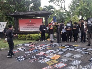 Aksi Kamisan Bali Tolak Soeharto Jadi Pahlawan Nasional
