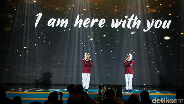 Aksi siswa Sekolah Rakyat di detikJatim Awards 2025