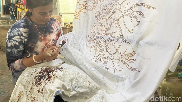 Aktivitas galeri di Batik Mekar Sejahtera di Sidomulyo, Kabupaten Pangandaran, Jawa Barat/