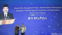 Anggota DPR RI Komisi V Ali Mufti menerima Anugerah Figur Akselerator Kemajuan dalam kategori Pendongkrak Kualitas Infrastruktur Ekonomi Desa pada detikJatim Awards 2025.