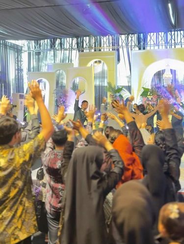 Pembawa acara ini merekam momen unik di acara pernikahan, ia menunjukkan proses pencatatan sumbangan pernikahan secara live menggunakan komputer dan spreadsheet,  bagi tamu undangan yang hadir memberikan amplop. Postingan tersebut langsung viral di media sosial.