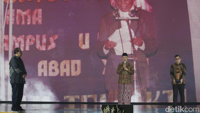 Anak dari KH Mahrus Aly, KH Abdullah Kafabihi Mahrus