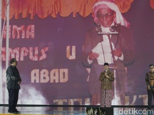 KH Mahrus Aly Ulama Pejuang dan Pionir Pendidikan Terima Anugerah Adiluhung