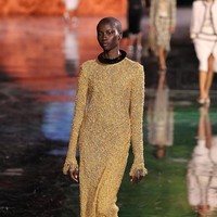 Debut Matthieu Blazy untuk Chanel adalah langkah berani sekaligus penuh penghormatan. Ia tidak mengulang pendahulunya, Karl Lagerfeld atau mencoba meniru Virginie Viard. Ia menciptakan ruang baru di antara keduanya, sebuah percakapan yang hidup antara sejarah dan modernitas, cinta dan kebebasan. (Foto: Vittorio Zunino Celotto/Getty Images)