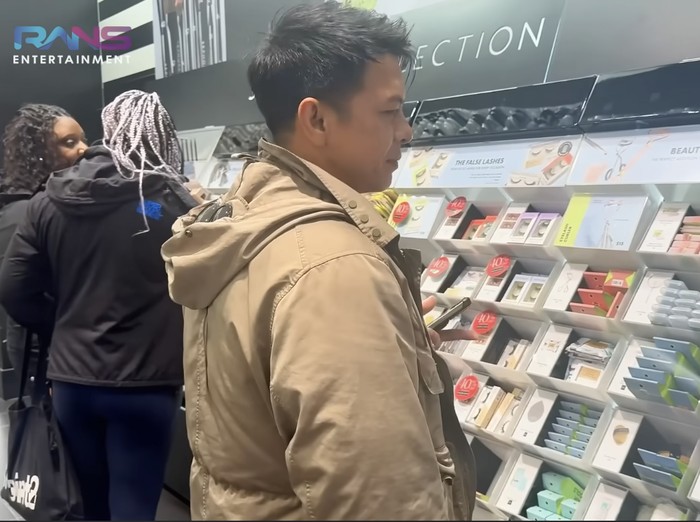 Ariel NOAH beli kosmetik titipan Alleia di New York.