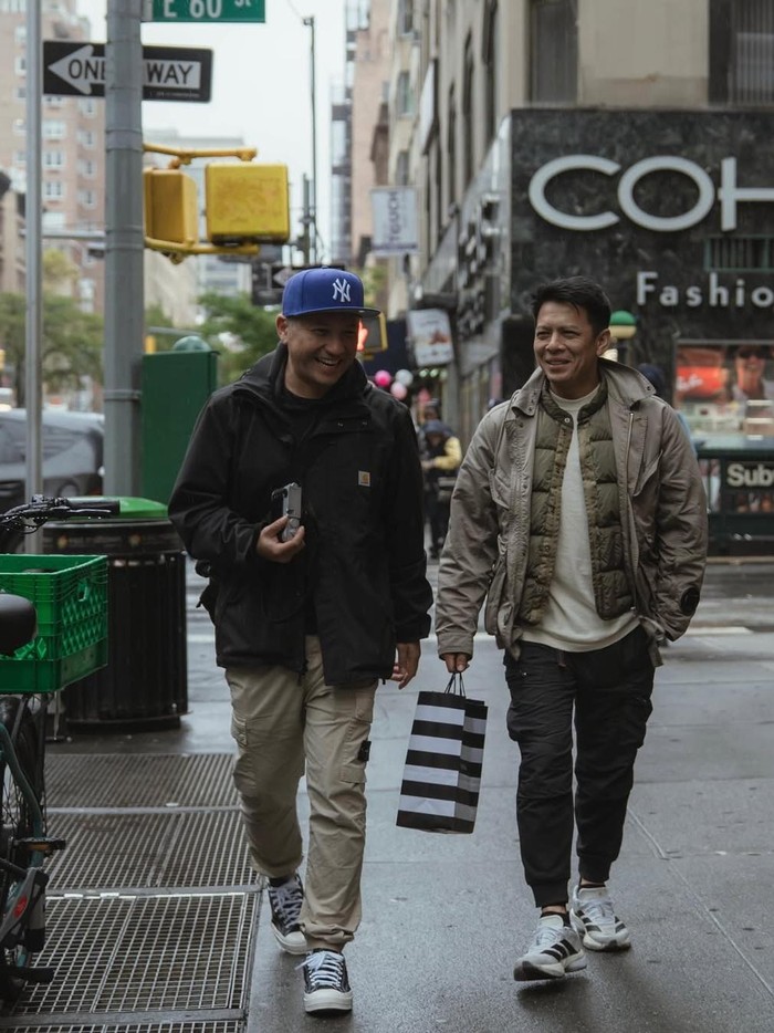 Ariel NOAH beli kosmetik titipan Alleia di New York.