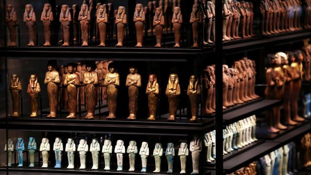 Artefak dari koleksi raja Mesir Tutankhamun dipamerkan pada hari pertama untuk pengunjung di galerinya, setelah pembukaan resmi Museum Besar Mesir (GEM), dekat kompleks piramida Giza, di Giza, Mesir, 4 November 2025. (REUTERS/Mohamed Abd El Ghany)