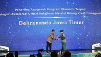 Direktur Kolaborasi Goverment detikcom Elvan Dany Sutrisno menyerahkan penghargaan Anugerah Ekonomi Terpuji kepada Ketua Dekranasda Jatim Arumi Baschin dalam kategori Akselerasi UMKM Kerajinan Melalui Ruang Kreatif Integritas.