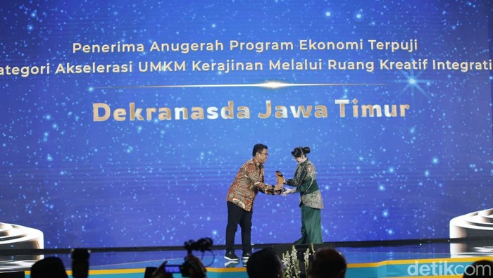 Arumi Baschin Ketua Dekranasda Jatim menerima penghargaan detikJatimawards 2025