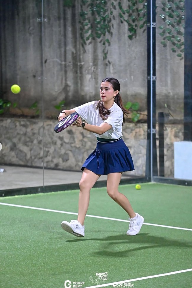 Tampil simpel, istri Anthony Xie itu tampak memadukan kaos putih dengan rok olahraga mini berwarna biru. Busana tersebut senada dengan sepasang sneakers putih yang dikenakan. Foto: Instagram/@audimarissa