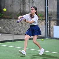 Tampil simpel, istri Anthony Xie itu tampak memadukan kaos putih dengan rok olahraga mini berwarna biru. Busana tersebut senada dengan sepasang sneakers putih yang dikenakan. Foto: Instagram/@audimarissa