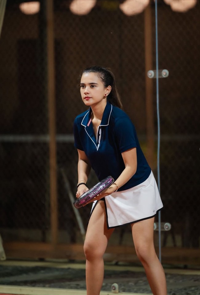 Di kesempatan lain Audi memilih memadukan atasan kaos olahraga berkerah warna biru tua dengan rok pendek putih. Uniknya rok tersebut memiliki belahan cukup tinggi di salah satu sisinya. Foto: Instagram/@audimarissa