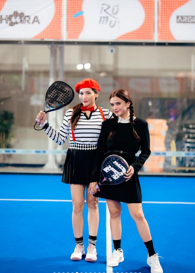 Audi juga sempat terlihat ikut dengan mengenakan kostum. Seperti biasa, ia memilih gaya simpel dengan memadukan kemeja putih dan dress hitam lengan panjang. Rambutnya tampak dikepang 2. Foto: Instagram/@audimarissa