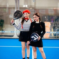 Audi juga sempat terlihat ikut dengan mengenakan kostum. Seperti biasa, ia memilih gaya simpel dengan memadukan kemeja putih dan dress hitam lengan panjang. Rambutnya tampak dikepang 2. Foto: Instagram/@audimarissa