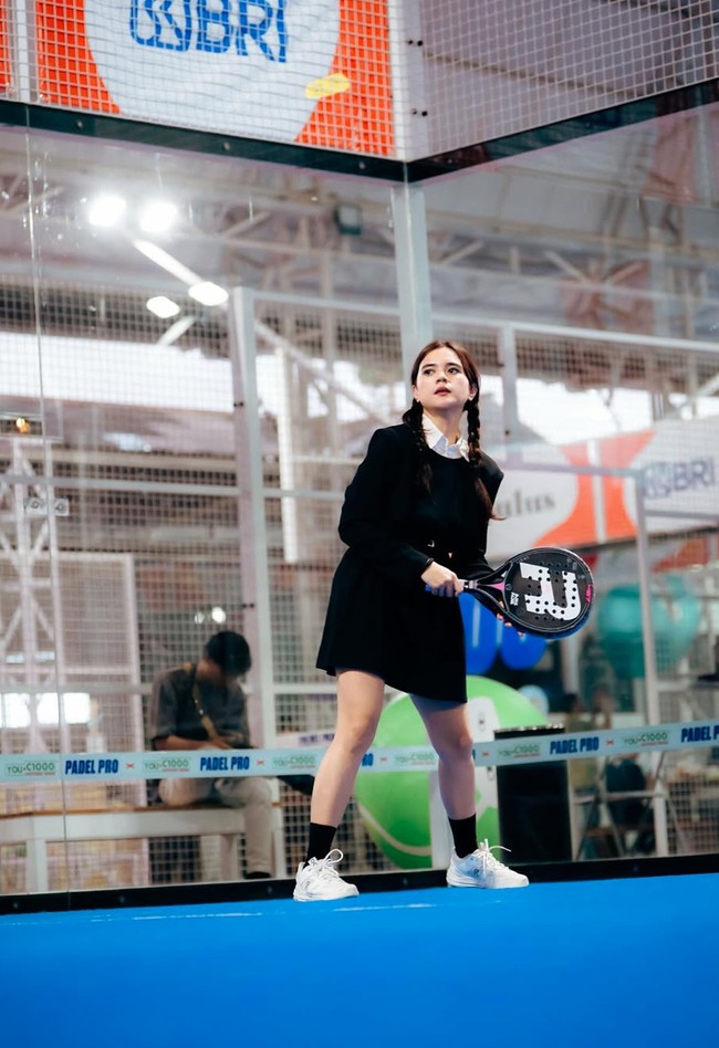 Beberapa menyebut gaya Audi yang satu ini membuatnya terlihat seperti karakter Wednesday di film The Addams Family. Rumah tangga Audi sendiri belakangan tengah jadi sorotan karena digosipkan retak. Hal itu dikarenakan momen kebersamaannya dengan suami, Anthony Xie, belakangan sudah jarang terlihat. Foto: Instagram/@audimarissa