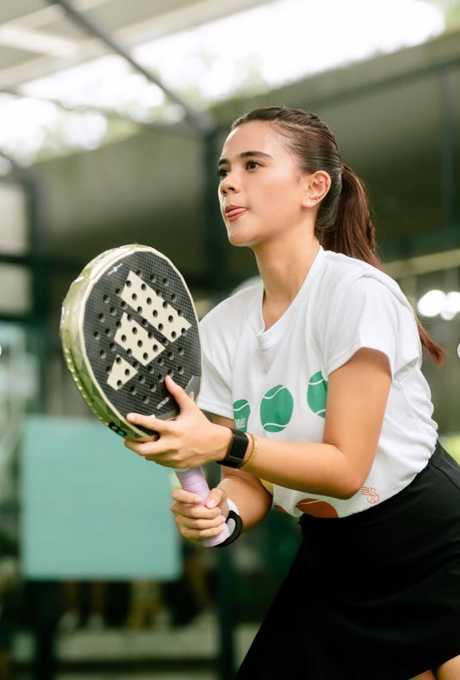 Tampilan simpel dan fresh Audi saat bermain padel membuat pesona ibu satu anak itu makin terpancar. Ditambah dengan riasan wajah tipis, Audi terlihat semakin cantik memukau. Foto: Instagram/@audimarissa