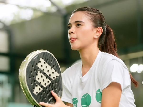 Gaya Audi Marissa Main Padel, Pancarkan Aura Mahmud Dengan Girly-Sporty Look