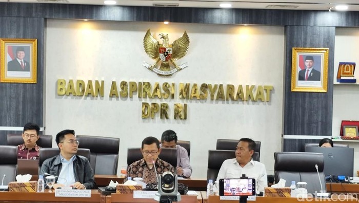 Badan Aspirasi Masyarakat (BAM) DPR menerima massa buruh KASBI yang demo di depan gedung DPR RI.