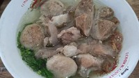 Paling legendaris di Solo, Bakso Pak Min sudah beroperasi sejak 1950an. Bakso Pak Min Lapangan Sriwaru ini berada di Jalan Madubronto No.26, Sondakan, Laweyan. Harganya terjangkau, mulai dari Rp 18.000an. Foto: Google Review