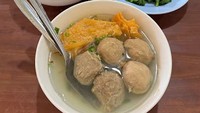 Berawal dari sebuah bakso gerobakan di Solo, Bakso Alex sudah buka sejak 1990an. Racikan baksonya menggunakan bahan halal dan bisa dinikmati di Jalan Yosodipuro No.12B, Ketelan, Banjarsari, Surakarta. Semangkuk baksonya yang khas bisa dinikmati dengan harga mulai dari Rp 25.000an. Foto: Google Review